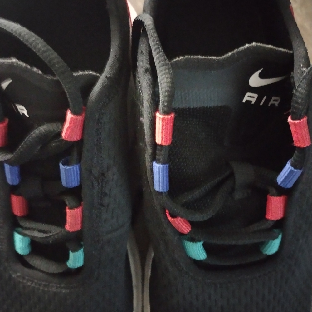 NIKE SIZE 5 BIG BOY SHOES